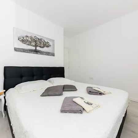 Apartment Sore *