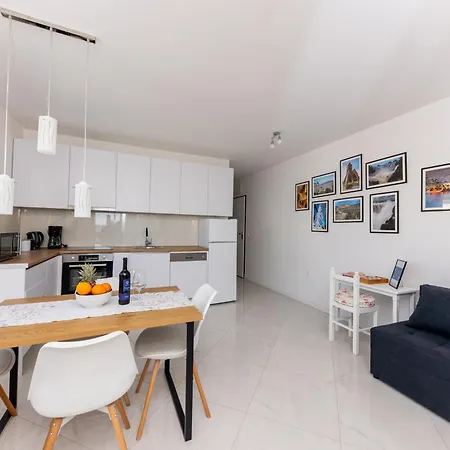 Apartment Sore *